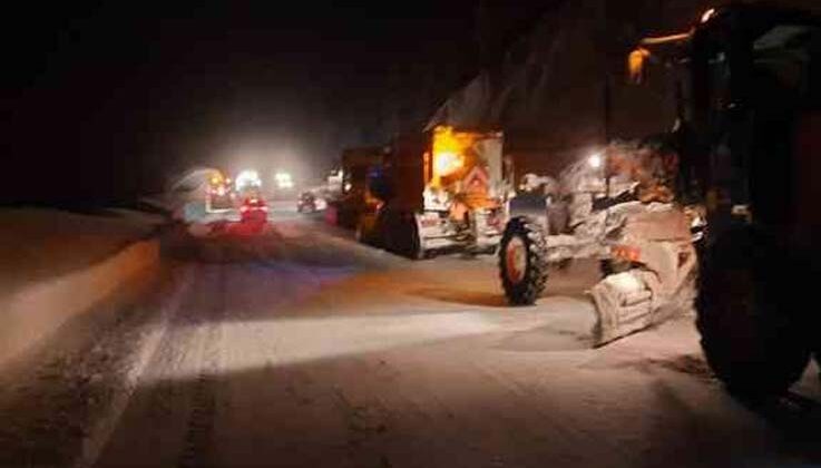 Antalya-Konya karayoluna çığ düştü, 3 metrelik kar kütleleri yolu kapladı