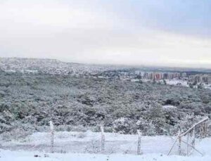 Antalya’ya 29 yıl sonra gelen karla beyaza bürünen kent havadan görüntülendi