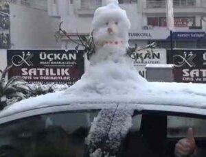 Antalya’da vatandaşlar aracın üzerinde kardan adam ile şehir turu attı