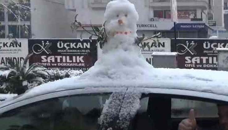Antalya’da vatandaşlar aracın üzerinde kardan adam ile şehir turu attı