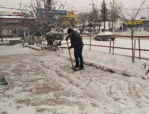 Antalya’nın Korkuteli ilçesinde kar kalınlığı 5 santimi buldu