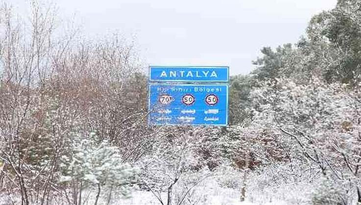 Antalya’nın merkezinde yıllar sonra kar sevinci, yüksek kesimlerinde mücadele