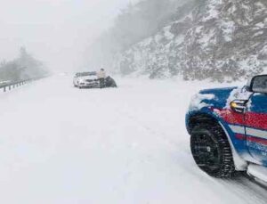 Antalya’da karda mahsur kalan 14 araç ve 32 vatandaş jandarma tarafından kurtarıldı
