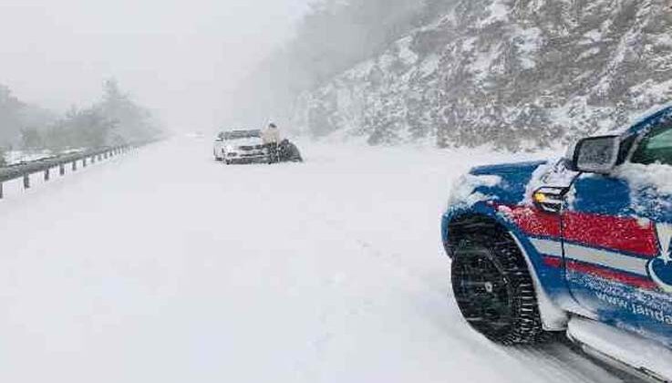 Antalya’da karda mahsur kalan 14 araç ve 32 vatandaş jandarma tarafından kurtarıldı