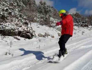 Turizmin gözdesi Kemer’de, bu kez snowboard keyfi