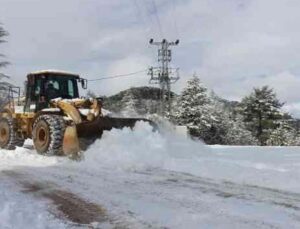 Antalya’da kardan kapanan yollarda çalışma