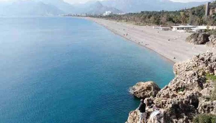 Antalya’da 30 metrelik falezlerin ucunda tehlikeli olta