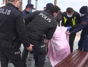 Antalya’da polisin denize girip, kurtarılınca kafasını yere vuran alkollü şahısla imtihanı
