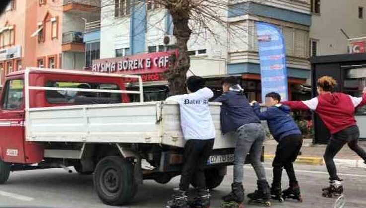 Patenli gençlerin müzik eşliğinde ölümle dansı