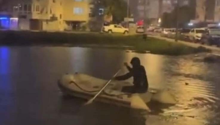 Antalya’da yağmur suyunda bota binip, denizde yüzer gibi yüzdü