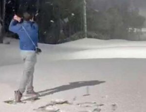 Antalya’da karla kaplı sahada golf oynadı