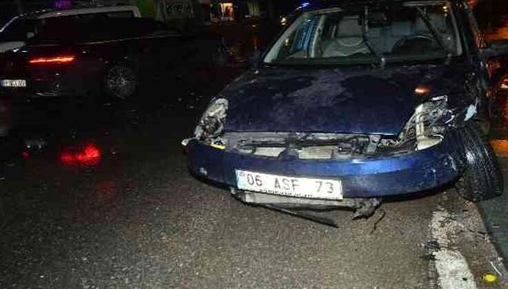 Lüks otomobilin karıştığı kazada 1 kişi yaralandı