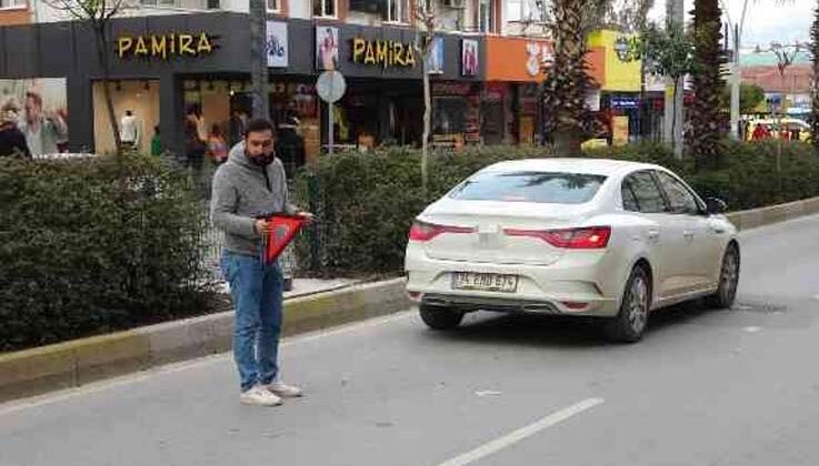 Otomobile arkadan çarpan motosikletli kurye ölümden döndü