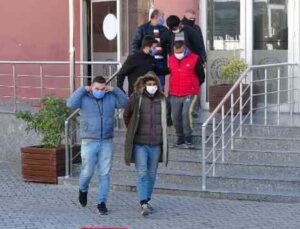 Suç makinesi hırsızlar, polis aracına çarpınca yakayı ele verdi