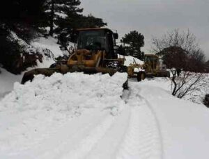 Antalya’nın yüksek kesimlerinde karla mücadele çalışması devam ediyor
