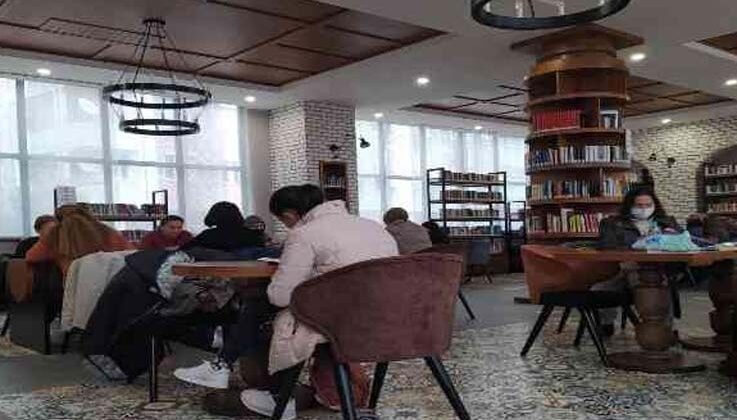 Ev hanımları, önce tekvando yapıp ardından kitap okuyorlar