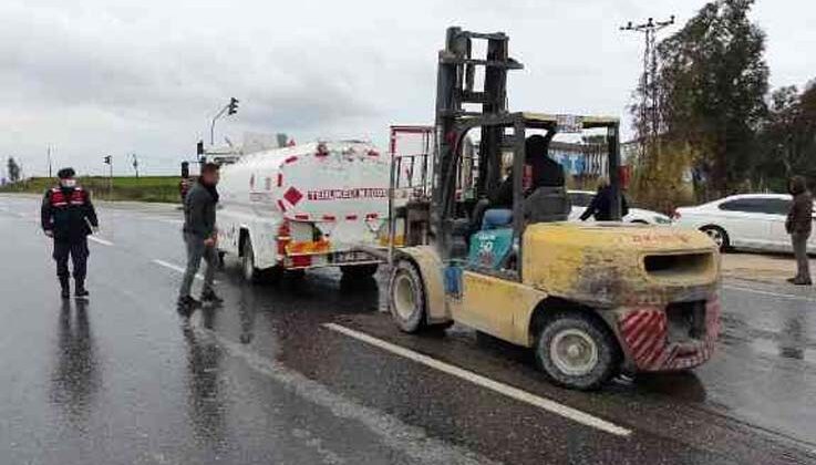 Kamyona, yakıt tankeri çarptı şans eseri yaralanan olmadı