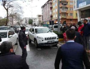 Yaya geçidine park edip kazaya davetiye çıkardı