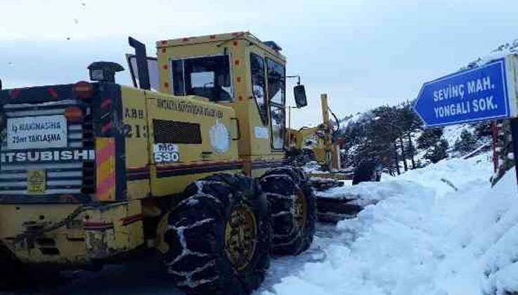 Antalya’da 2 metreyi bulan karla mücadele çalışması