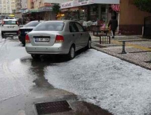 Manavgat’a yağan dolu ilçeyi beyaza bürüdü