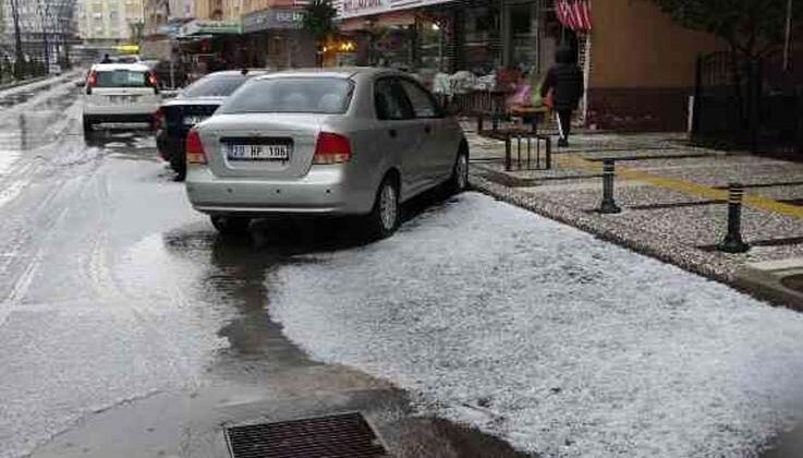 Manavgat’a yağan dolu ilçeyi beyaza bürüdü