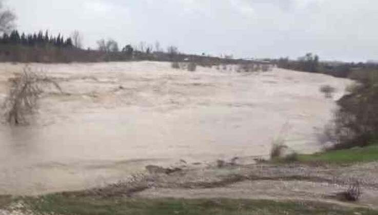 Aşırı yağış Köprüçayı Irmağı’nı taşırdı, ırmak kenarındaki restoran su altında kaldı