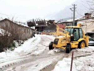 Antalya’da 30 santimetre dolu yağdı, temizlik için iş makineleri seferber oldu