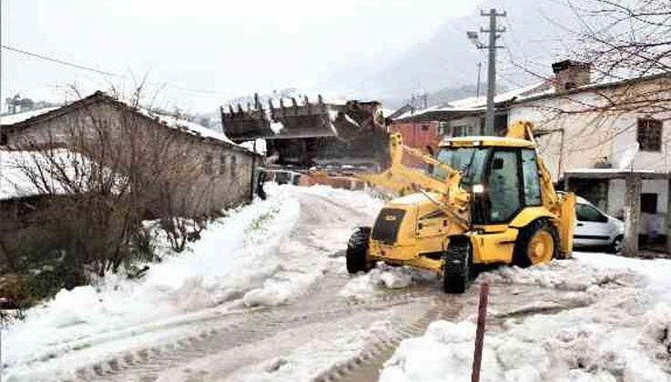 Antalya’da 30 santimetre dolu yağdı, temizlik için iş makineleri seferber oldu