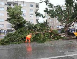 Antalya’da yüksekte kar merkezde dolu ile mücadele