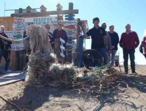 Dünyanın dört bir yanından gelen karavancılar Manavgat sahilini temizliyor