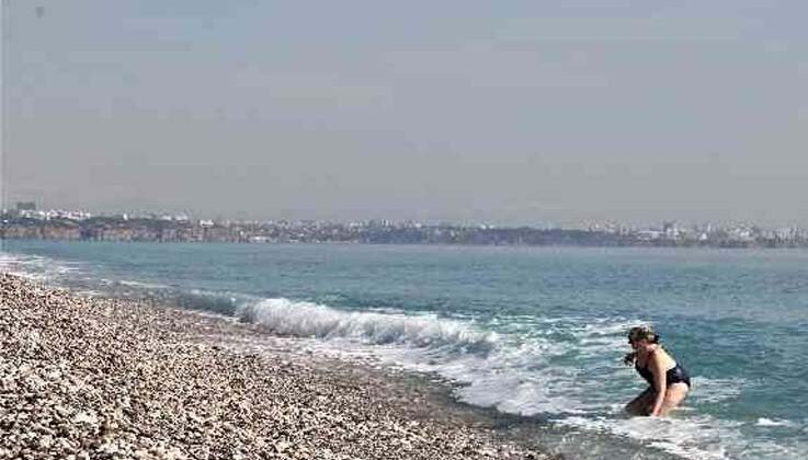 Yurt genelinde soğuk hava etkili olurken, Antalya’da deniz keyfi