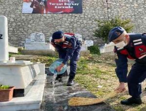 Jandarma, İdlib şehidinin kabrini temizledi