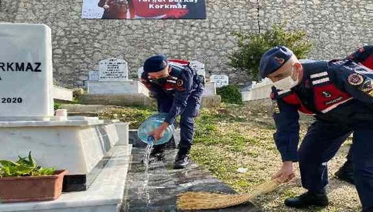 Jandarma, İdlib şehidinin kabrini temizledi