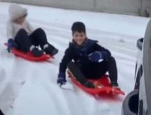 Otomobil arkasına bağlı kızakta çocukların kayak keyfi