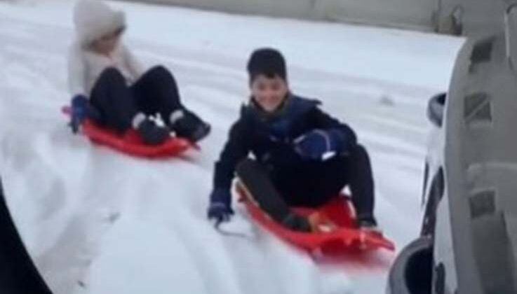 Otomobil arkasına bağlı kızakta çocukların kayak keyfi