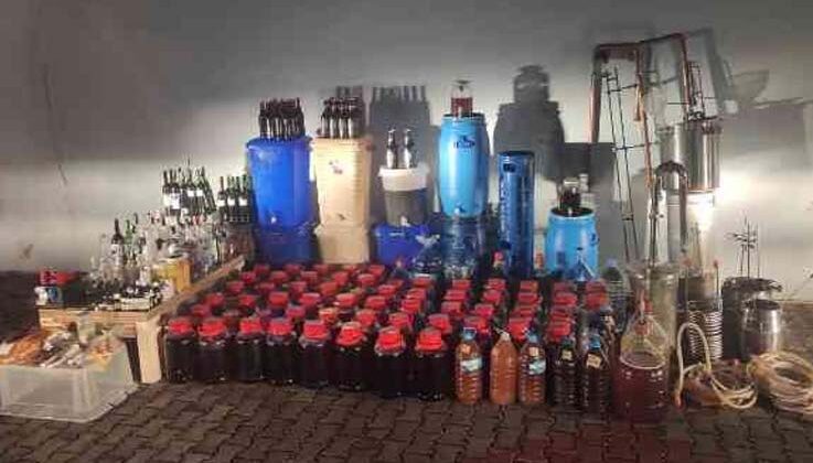 Sahte içki üretimine suçüstü: 853 litre el yapımı içki bulundu
