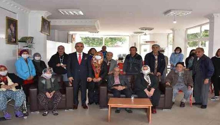 73 yaşındaki demir adam, huzurevi sakinlerine moral verdi
