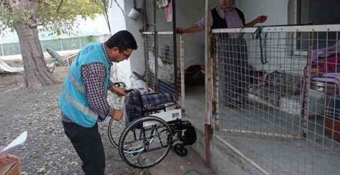Kaş’ta ihtiyaç sahibi 10 kişiye tekerlekli sandalye yardımı
