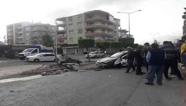 Aydınlatma direğine çarpan otomobilin sürücüsü yaralandı