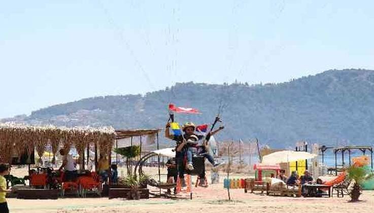 Rus ve Ukraynalı çocuklar bayraklarla ‘Savaşa hayır’ diyerek havalandı