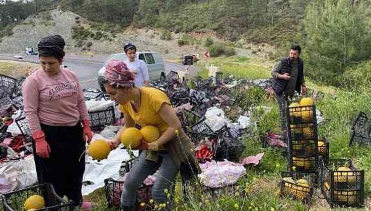 Sebze yüklü kamyon yan yattı