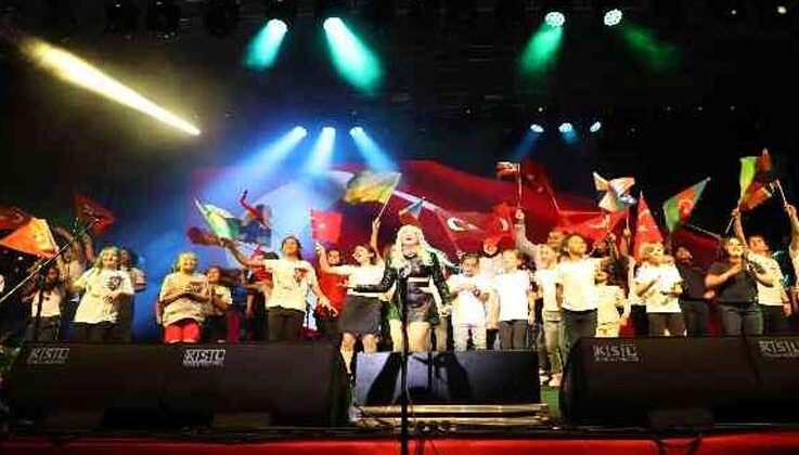 Alanya’da 23 Nisan kutlamaları Ece Seçkin konseriyle son buldu