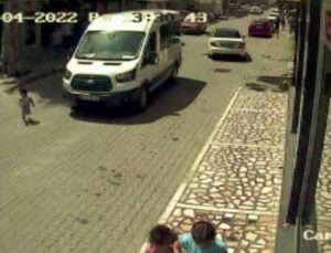 Antalya’da 2 yaşındaki Doruk, minibüsün altında kalarak hayatını kayetti