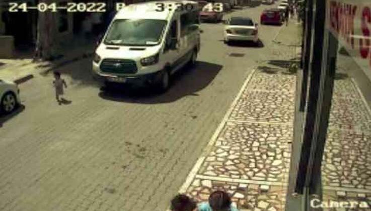 Antalya’da 2 yaşındaki Doruk, minibüsün altında kalarak hayatını kayetti
