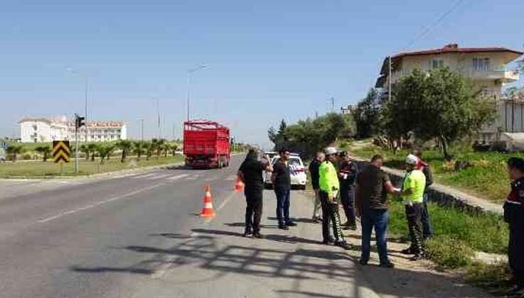 Genç kız yaya geçidinde çarpmanın etkisiyle metrelerce savruldu