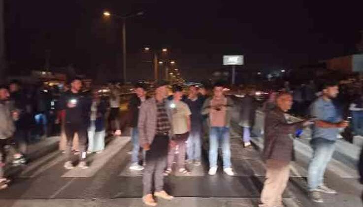 Yolun karşısına geçmek isterken hayatını kaybeden genç, mahalleliyi ayaklandırdı