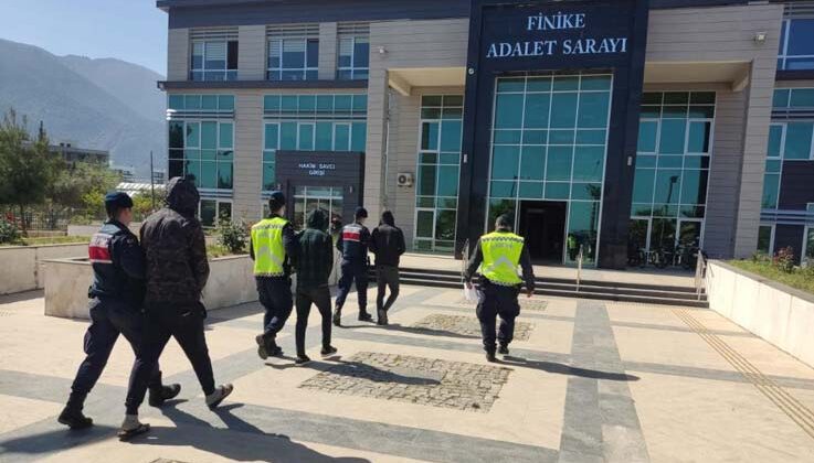 Finike’de yayla evlerine dadanan hırsızları jandarma yakaladı