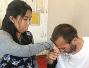 Kendisini böbreğiyle hayata bağlayan Japon eşinin ellerini öptü