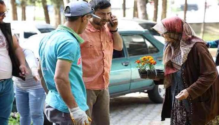 Alanya Belediyesi bayramda 62 bin çiçek dağıttı