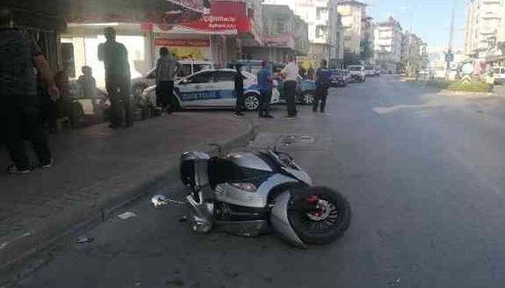 Manavgat’ta hafif ticari araç motosikletle çarpıştı: 1 yaralı
